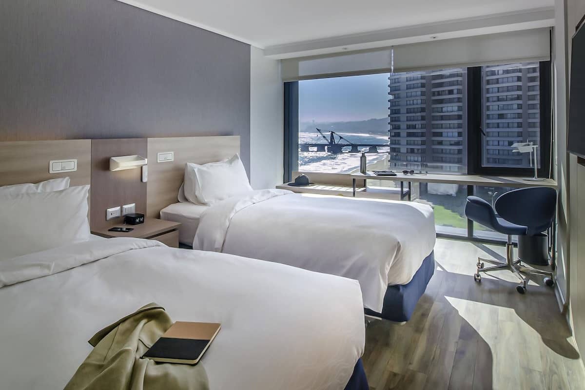 Deluxe-huone, 2 yhden hengen sänkyä, merinäköala (Top Floor) | Minibaari, tallelokero huoneessa, työpöytä