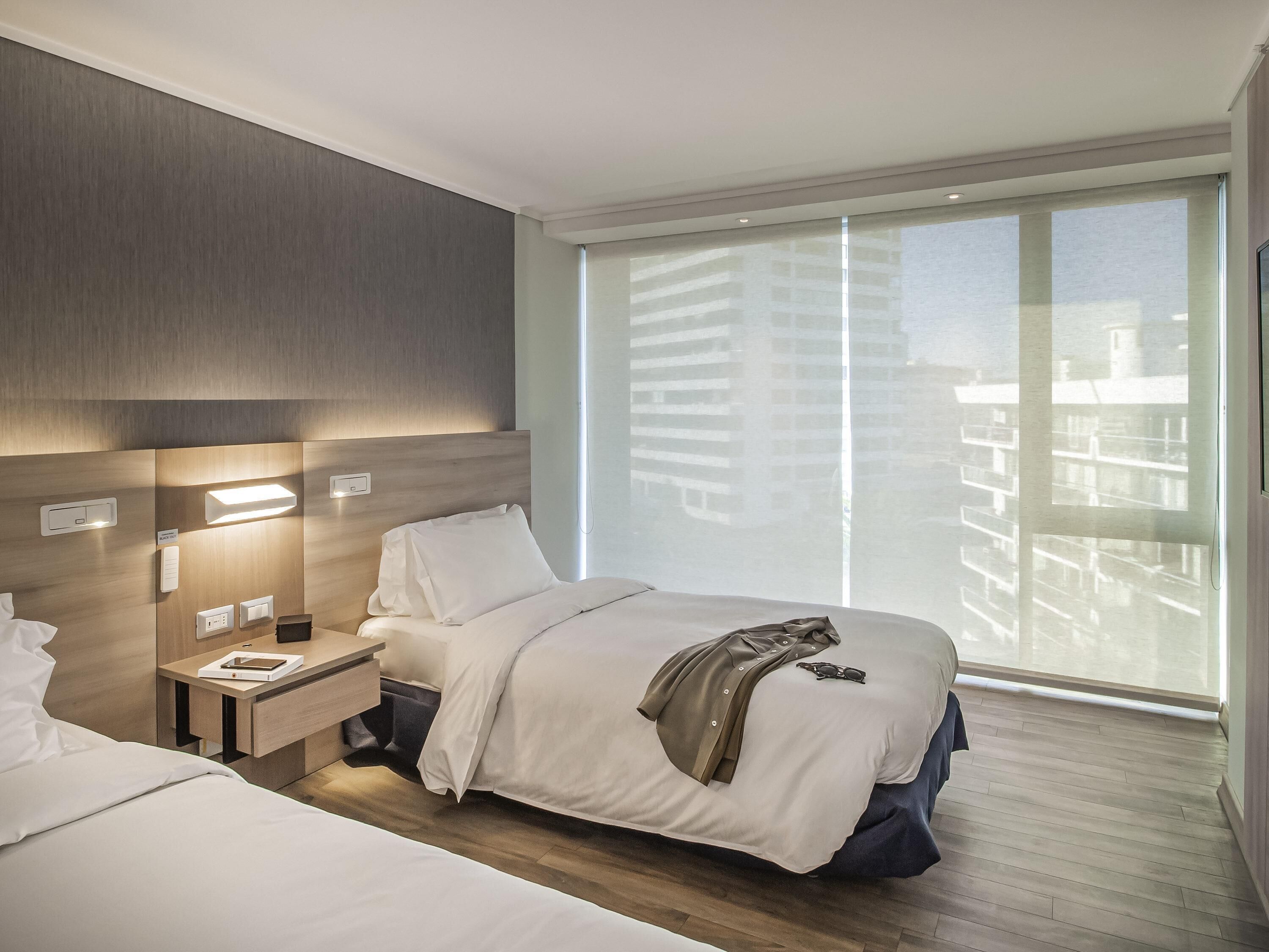 Minibar, caja de seguridad en la habitación y escritorio 