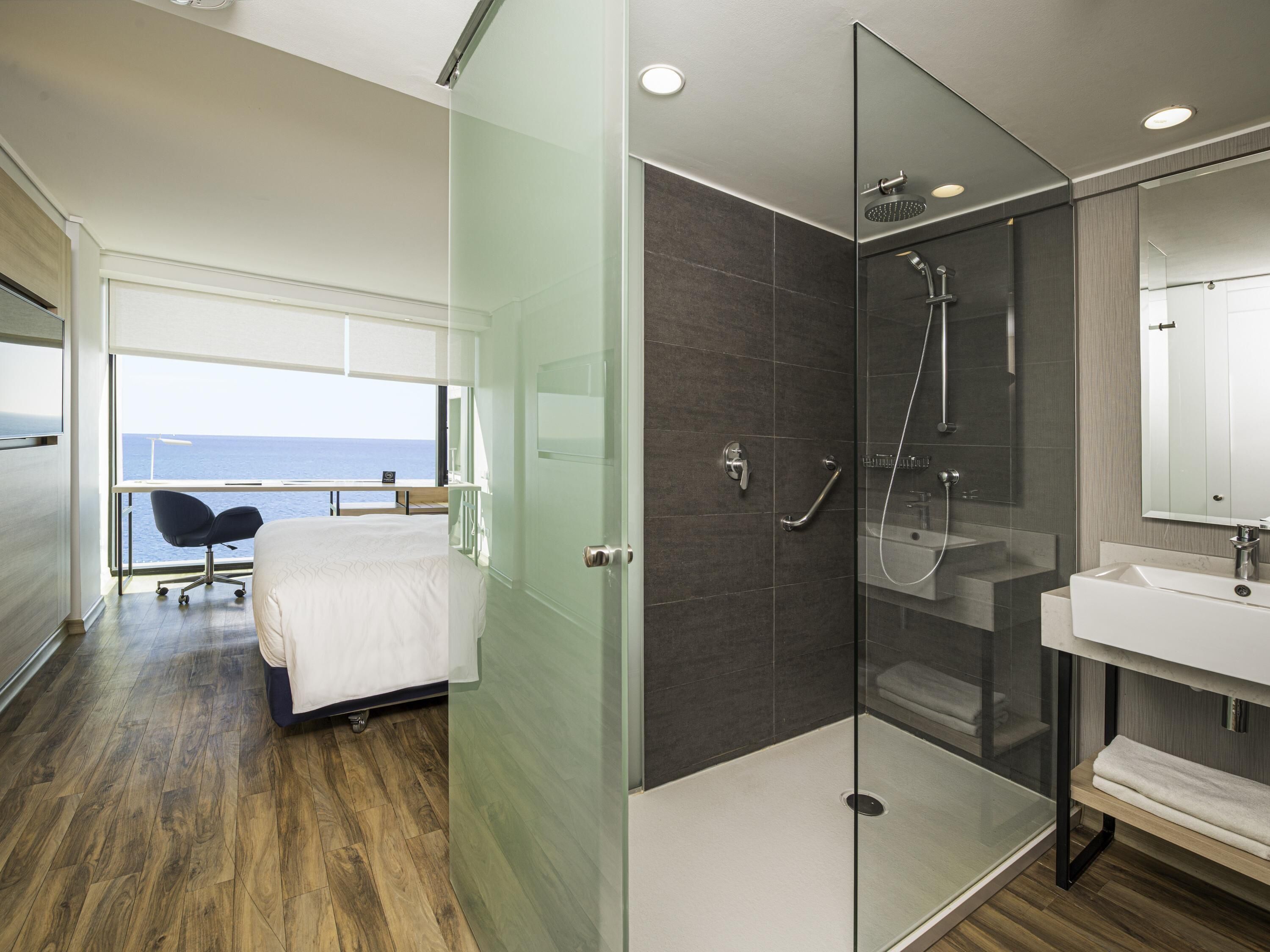 Quarto premium, 1 cama King, vista para o mar | Frigobar, cofres nos quartos, escrivaninha