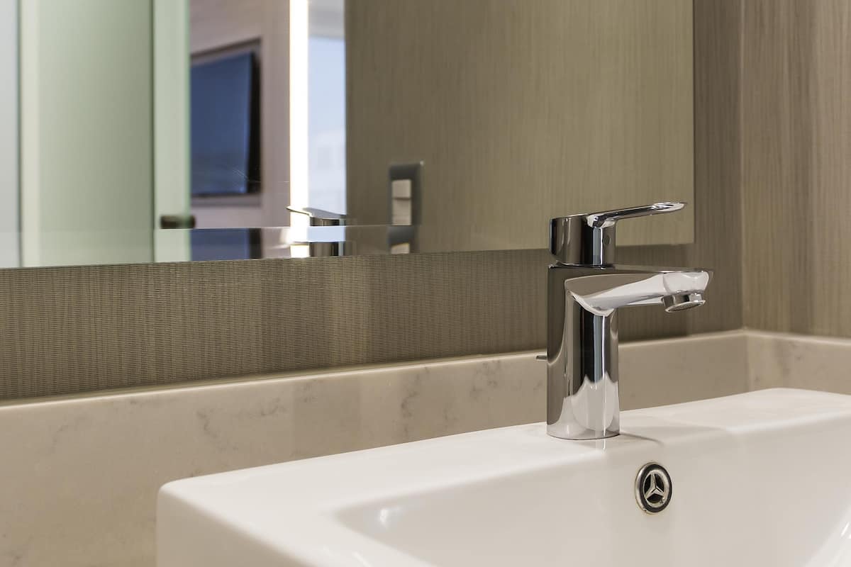 Suite exclusiva, 1 cama de matrimonio grande, vistas al mar (Top floor) | Minibar, caja fuerte, escritorio y espacio para trabajar con un portátil
