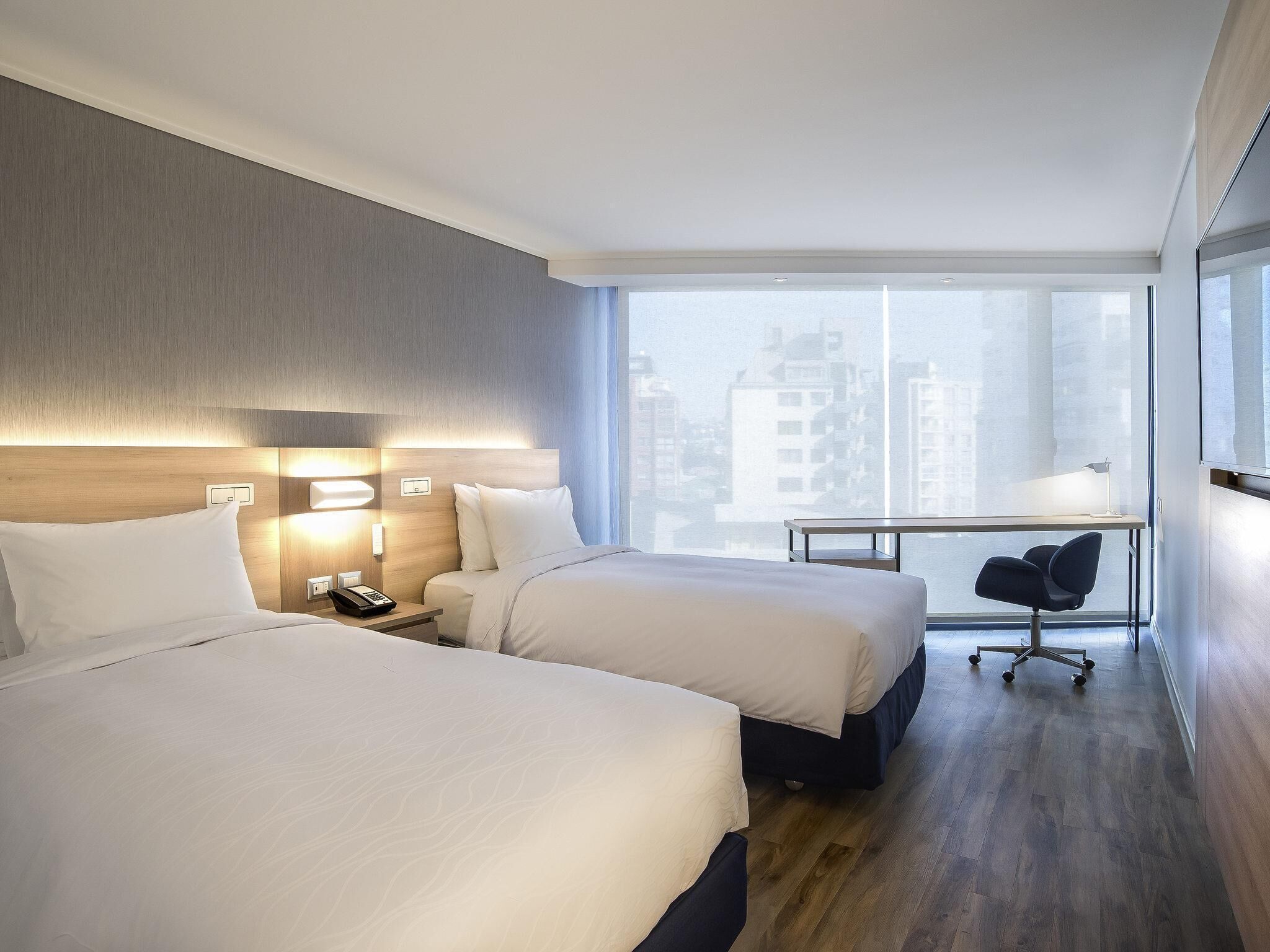 Camera Standard con 2 letti singoli, 2 letti singoli, vista città | Minibar, una cassaforte in camera, una scrivania, postazione laptop