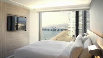 Minibar, caja de seguridad en la habitación y escritorio