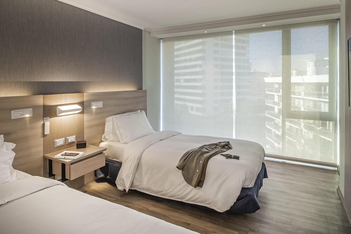 Minibar, caja de seguridad en la habitación y escritorio