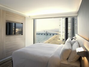 Premium Room, 1 King Bed, Sea View | Minibar, in-room safe, desk, laptop workspace - Pullman Viña del Mar San Martín (Vina del Mar)