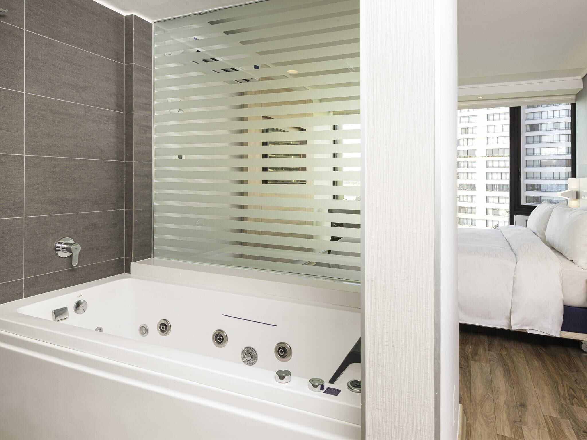 Suite Exclusive, 1 letto king, vista mare (Top floor) | Minibar, una cassaforte in camera, una scrivania, postazione laptop