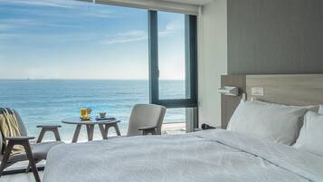 Minibar, una cassaforte in camera, una scrivania, postazione laptop