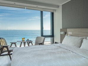 Minibar, coffres-forts dans les chambres, bureau