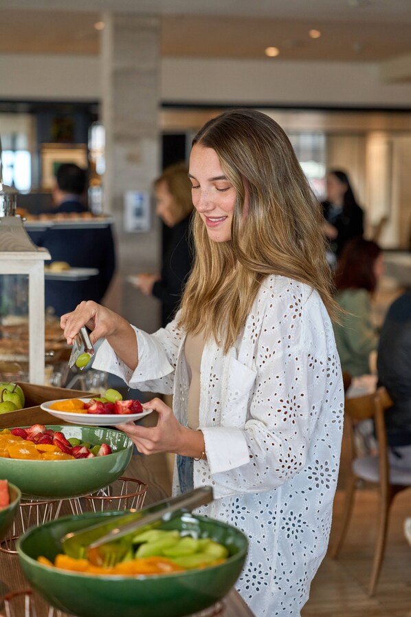 Daily buffet breakfast (USD 22 per person) - Pullman Viña del Mar San Martín (Vina del Mar)