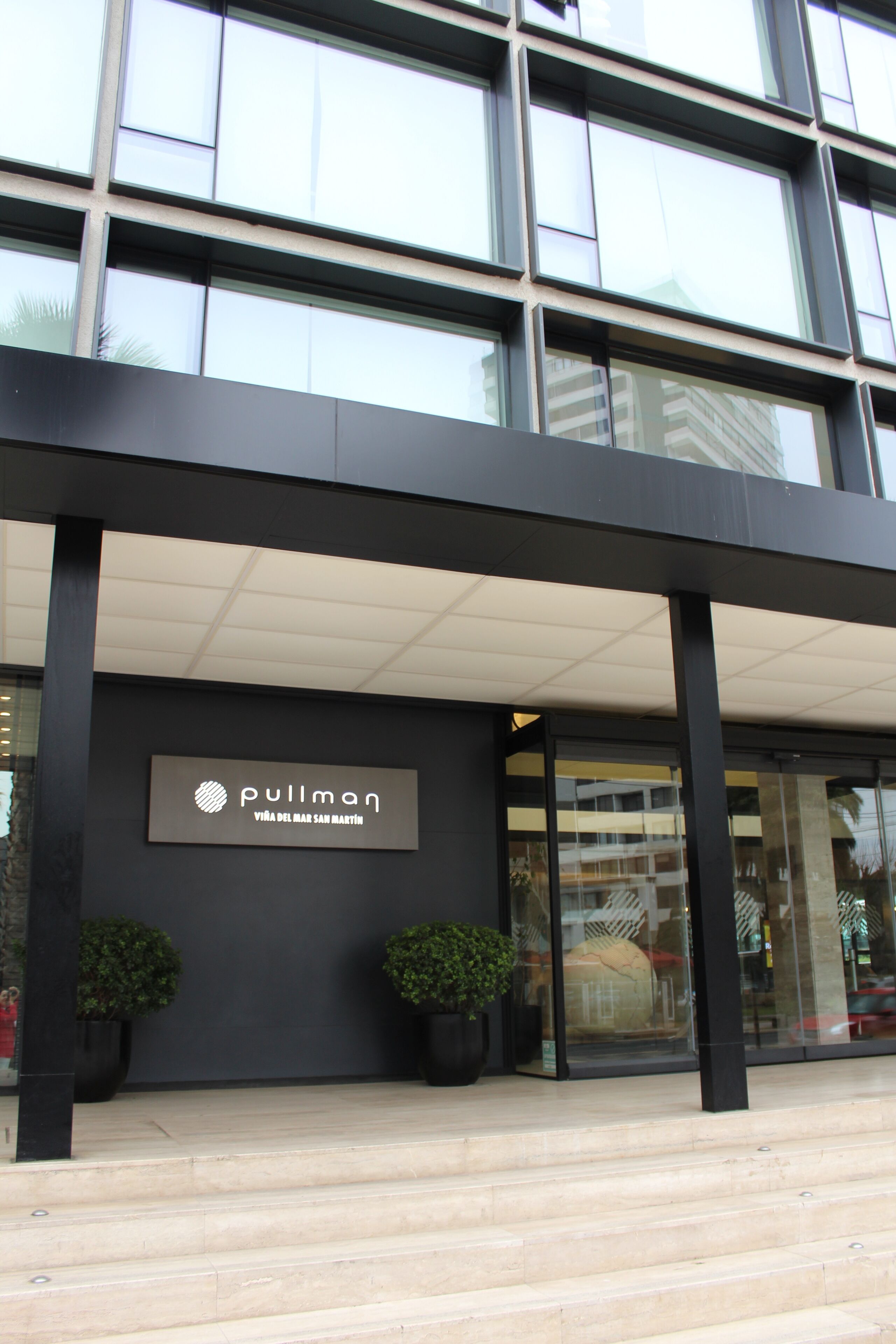 Un edificio moderno con un letrero que dice "Pullman".
