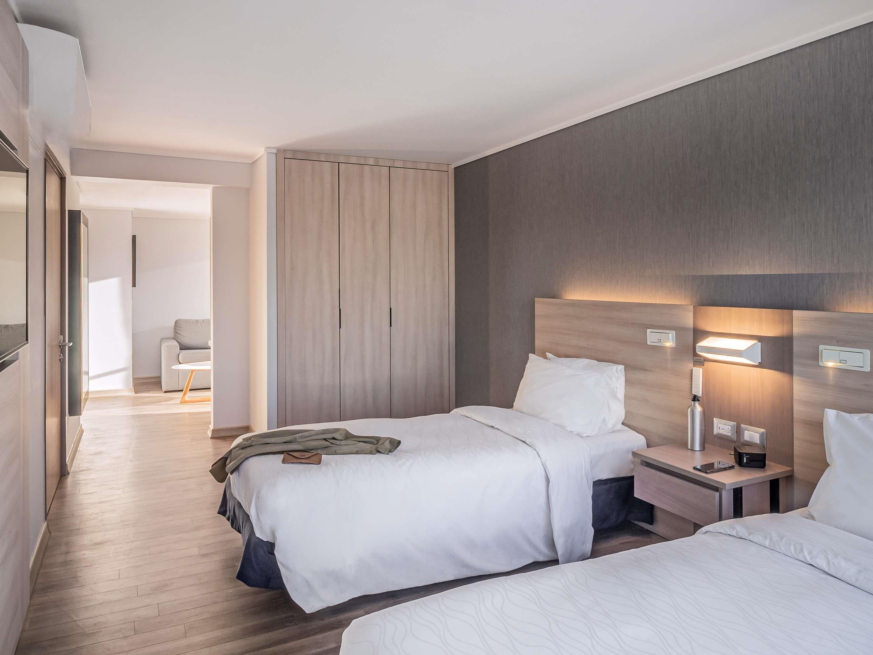 Superior room, 2 single beds | Minibar, in-room safe, desk, laptop workspace