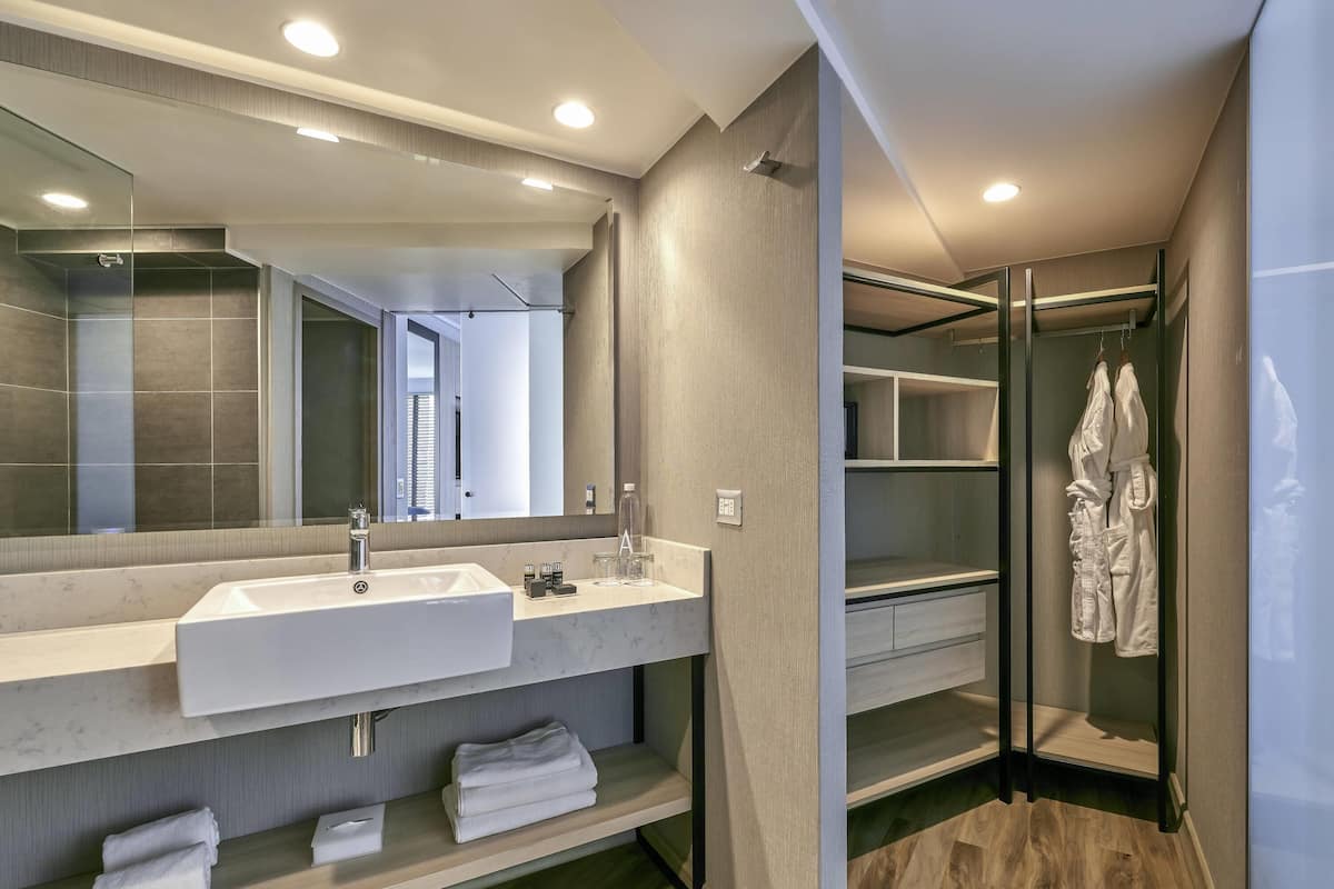 Suite superior, 1 cama de matrimonio grande, vistas al mar | Minibar, caja fuerte, escritorio y espacio para trabajar con un portátil