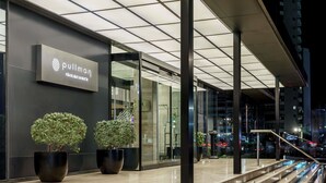 Exterior de un edificio moderno con un letrero que dice 'Pullman'.