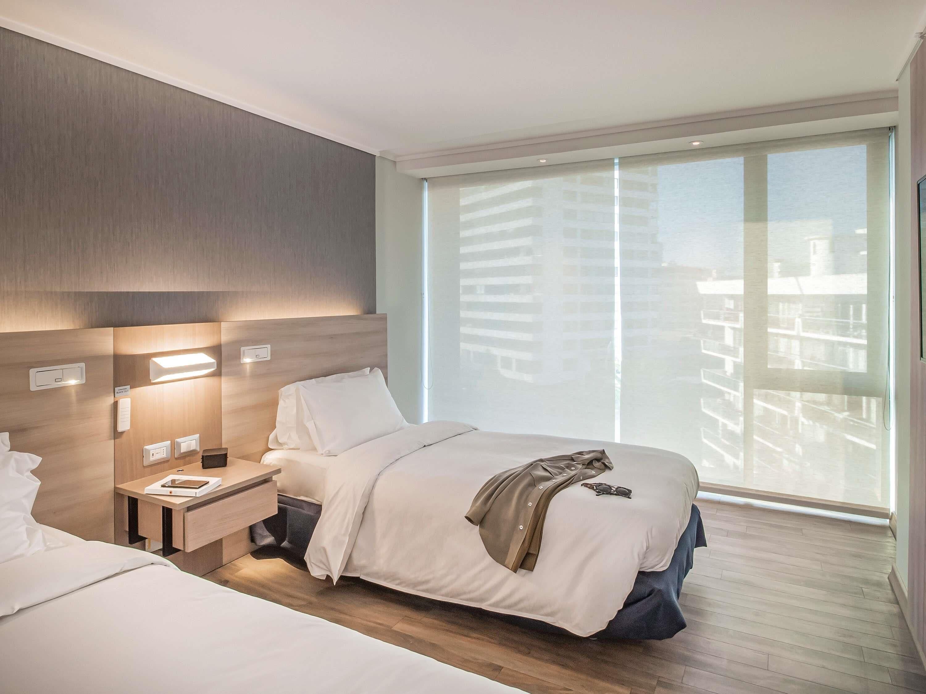 迷你吧、客房内保险箱、办公桌、笔记本电脑工作区