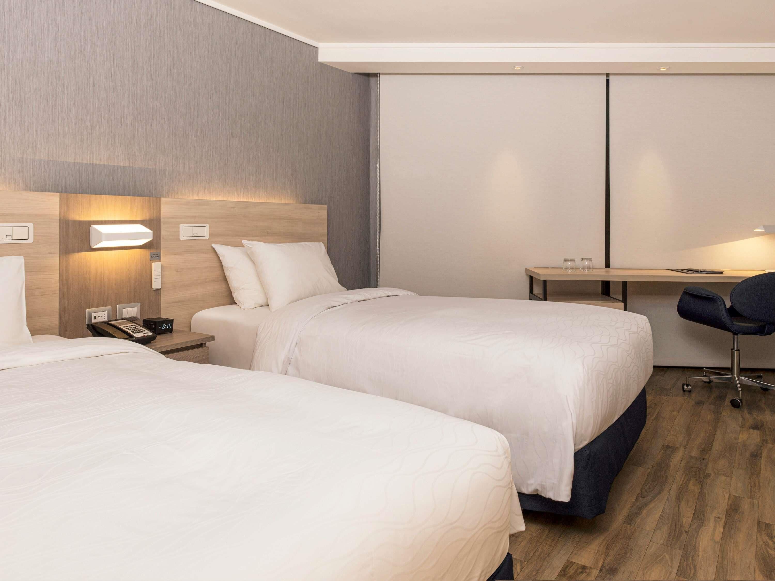 ميني بار وخزنة داخل الغرفة ومكتب ومساحة عمل للكمبيوتر المحمول