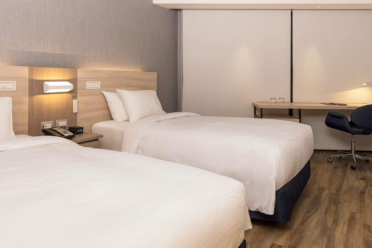 Minibar, Zimmersafe, Schreibtisch, laptopgeeigneter Arbeitsplatz