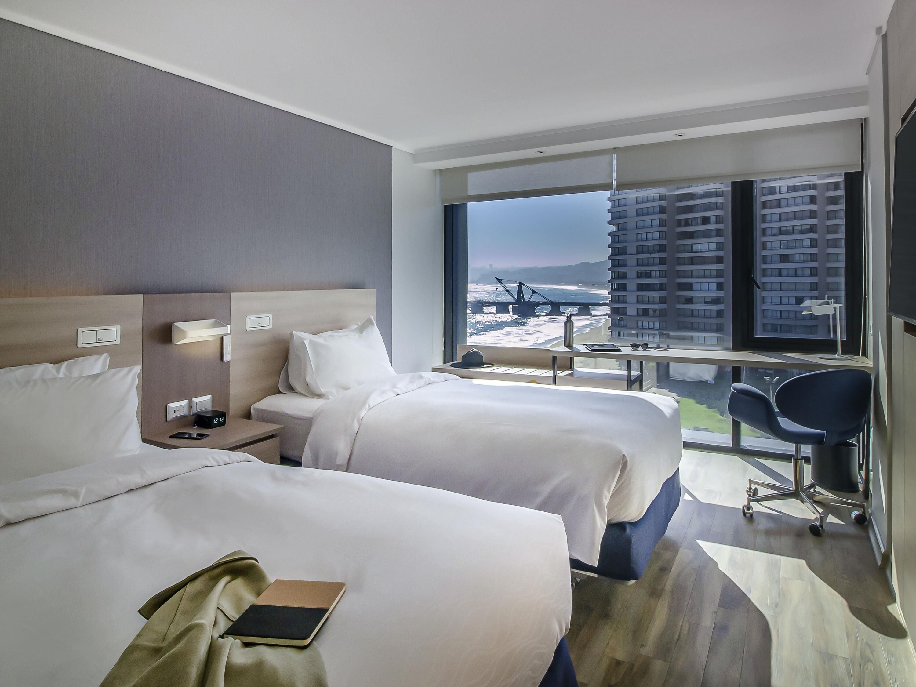 Deluxe kamer, 2 eenpersoonsbedden, uitzicht op zee (Top Floor) | Een minibar, een kluis op de kamer, een bureau, een laptopwerkplek
