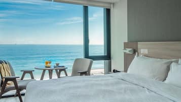 尊榮客房, 1 張特大雙人床, 海景 | 迷你吧、客房內保險箱、書桌、筆電工作空間
