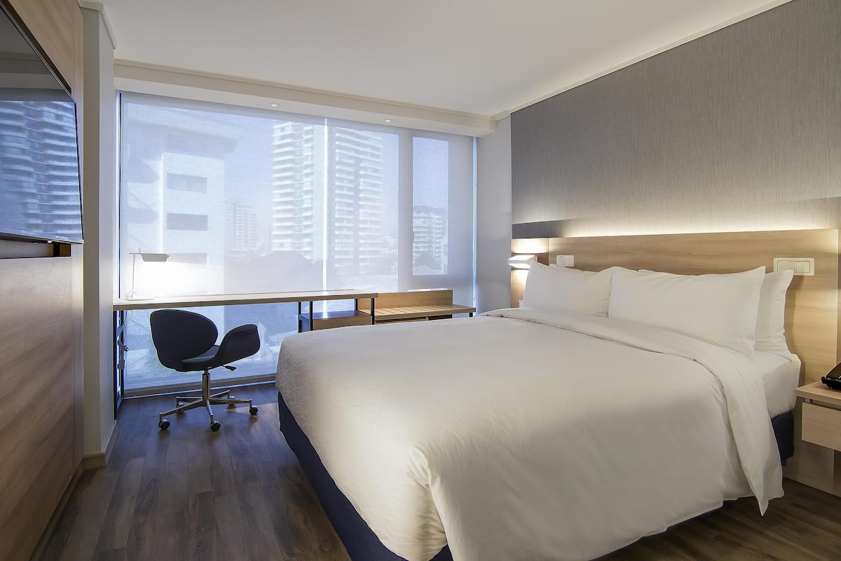 Minibar, Zimmersafe, Schreibtisch, laptopgeeigneter Arbeitsplatz