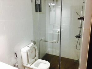 Căn hộ tiện nghi đơn giản, 3 phòng ngủ | Phòng tắm | Buồng tắm vòi sen, đồ dùng nhà tắm miễn phí, máy s�ấy tóc, khăn tắm 