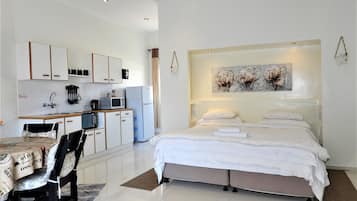 Luxury Single/Double Room | In-room safe, free WiFi, bed sheets