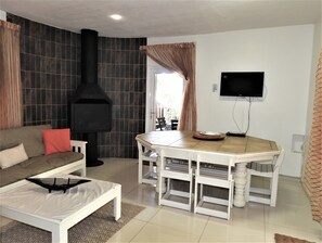 Habitación de lujo, 2 habitaciones | Área de sala de estar | Televisión de pantalla plana y reproductor de DVD 