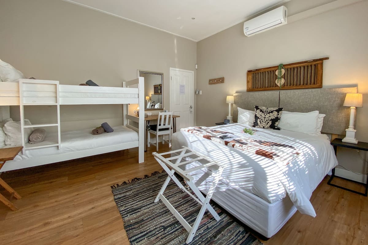 Habitación cuádruple de lujo, baño privado | 1 dormitorio, ropa de cama de alta calidad, colchones Select Comfort