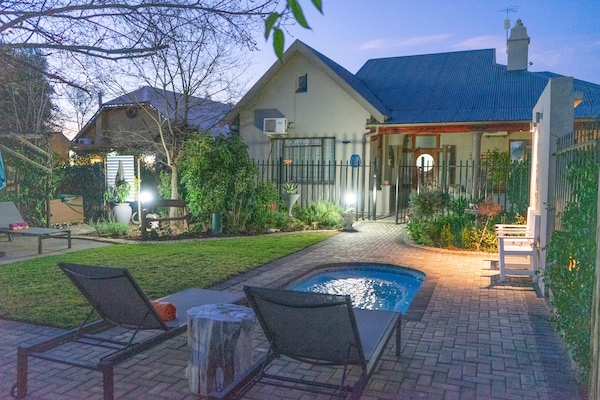 Außenpool, Sonnenschirme, Liegestühle