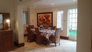 In-room dining - Crackerjack Guest House (Sandton)