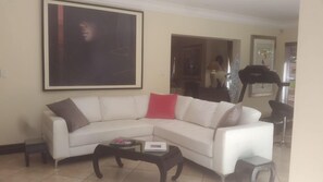 Lobby sitting area - Crackerjack Guest House (Sandton)
