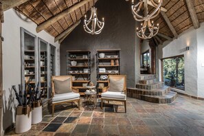 Lobby sitting area - Inzolo Exclusive Game Lodge (Sidbury)