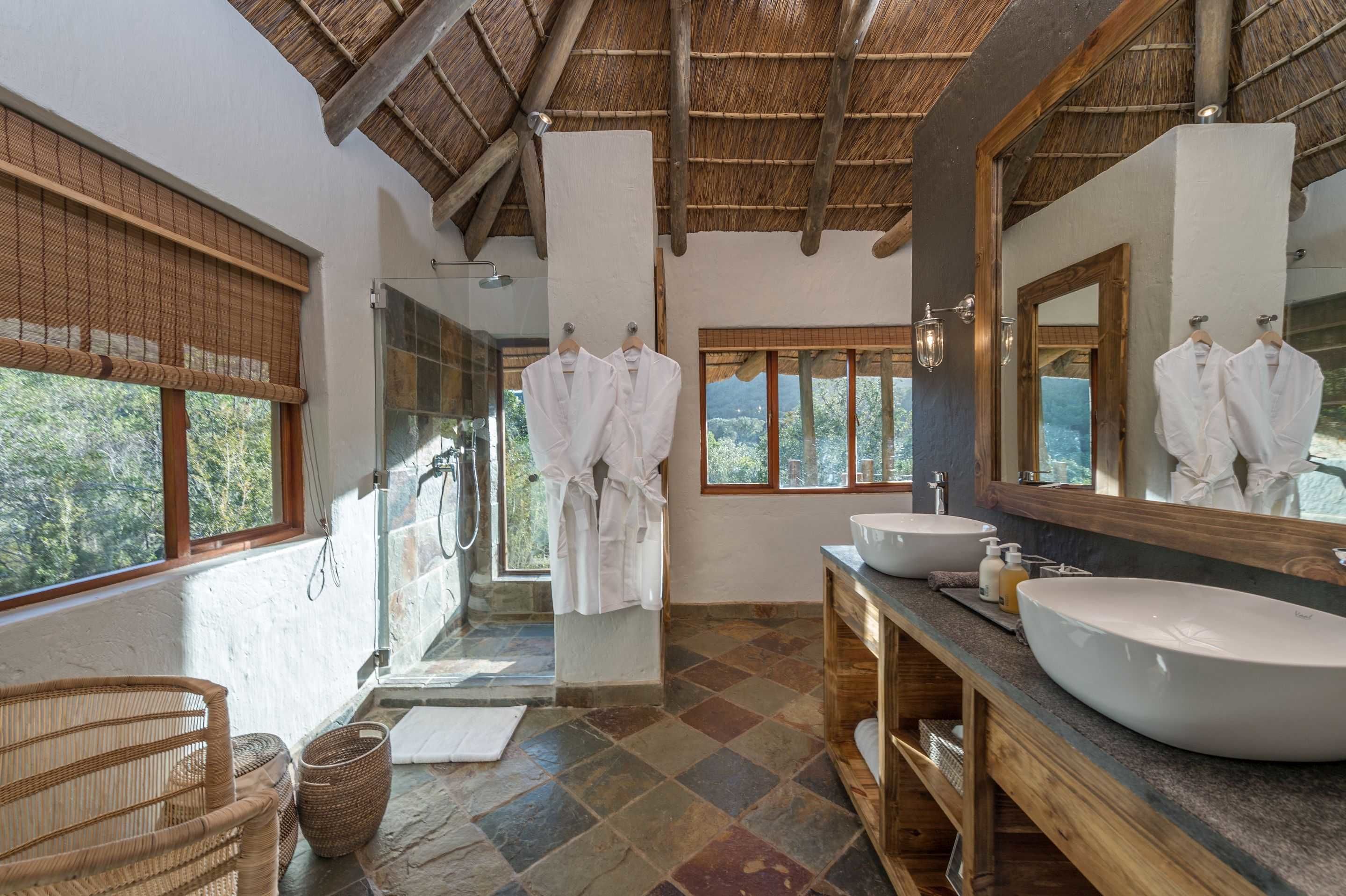 Chalet Luxe (Luxury En-Suite Chalet) | Salle de bain | Douche, articles de toilette gratuits, sèche-cheveux