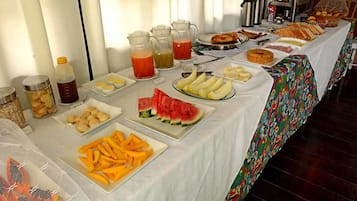Café da manhã com buffet grátis todos os dias