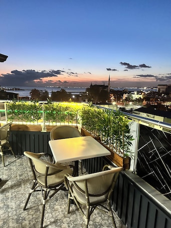 Terrace/patio. Bade Hotel Kadikoy