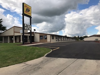 Super 9 Motel