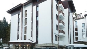 A multi-story building with balconies and a ground-level entrance. - Apart Hotel Flora Residence (Samokov)