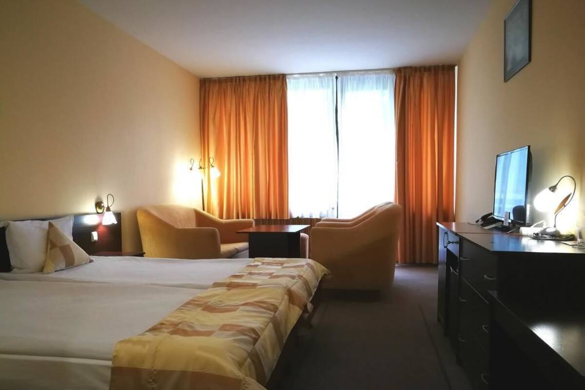 Habitación estándar con 2 camas individuales, vistas a la montaña | Tabla de planchar con plancha, wifi gratis, ropa de cama
