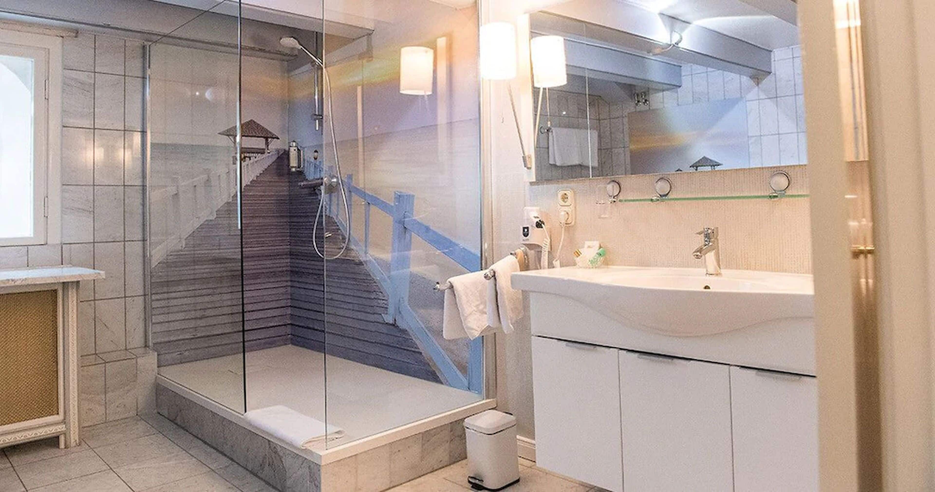 junior suite (sternstunden) | bathroom | free toiletries, hair dryer, towels