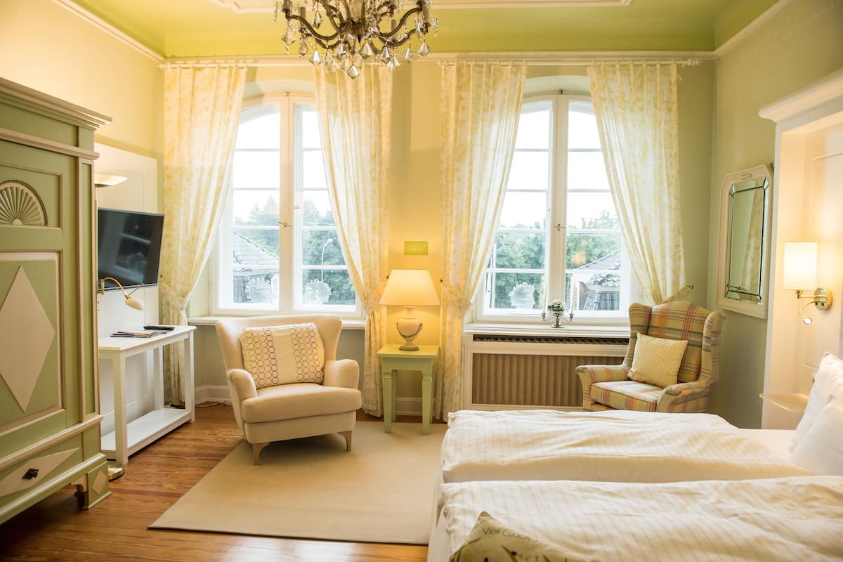 Tweepersoonskamer (Das kleine Glück) | Luxe beddengoed, een minibar, een kluis op de kamer, een bureau
