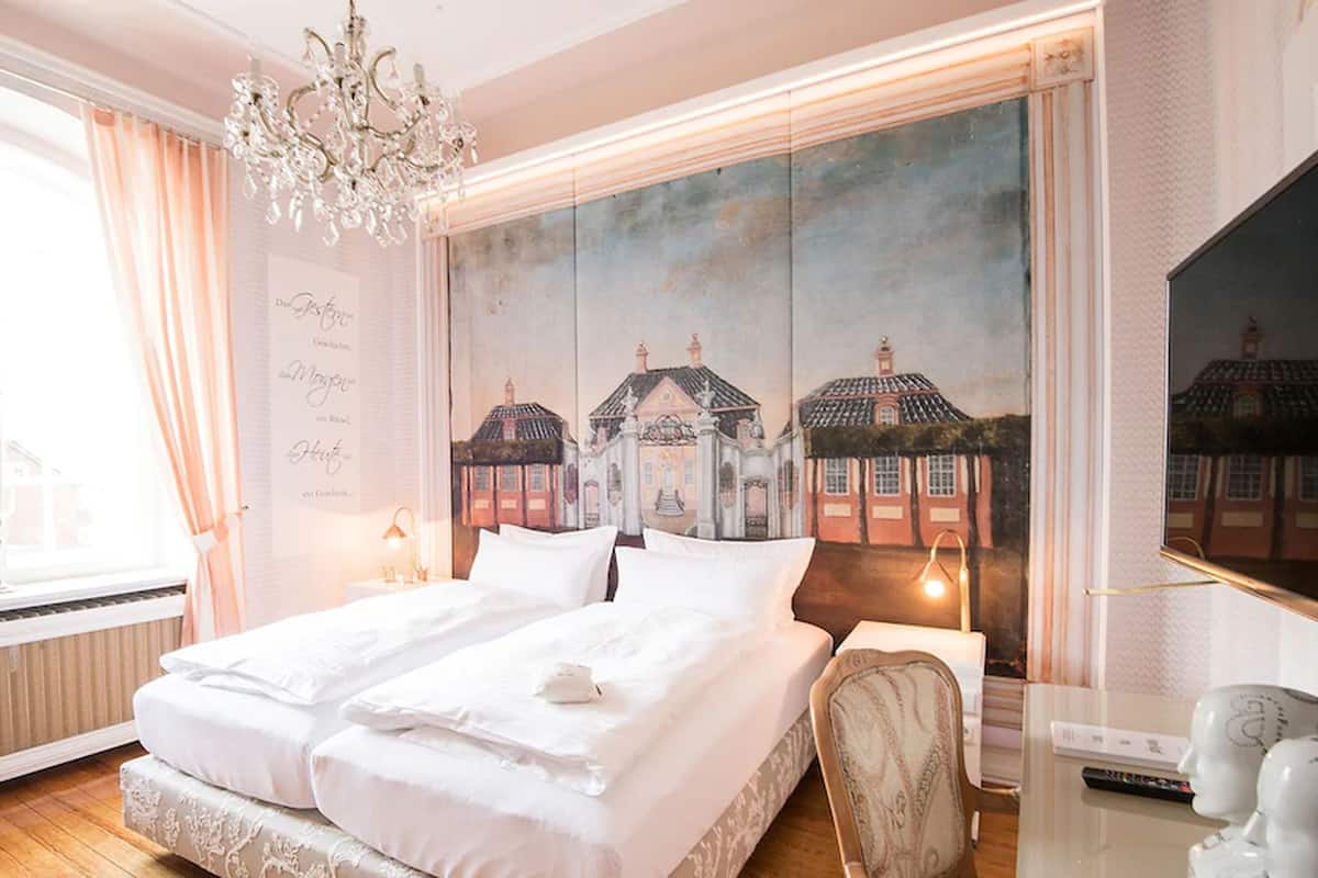 Tweepersoonskamer (Zeitreise) | Luxe beddengoed, een minibar, een kluis op de kamer, een bureau