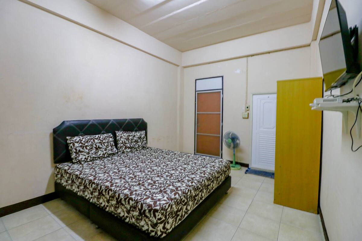 Basic Double Room | Desk, soundproofing, WiFi (free), bed sheets