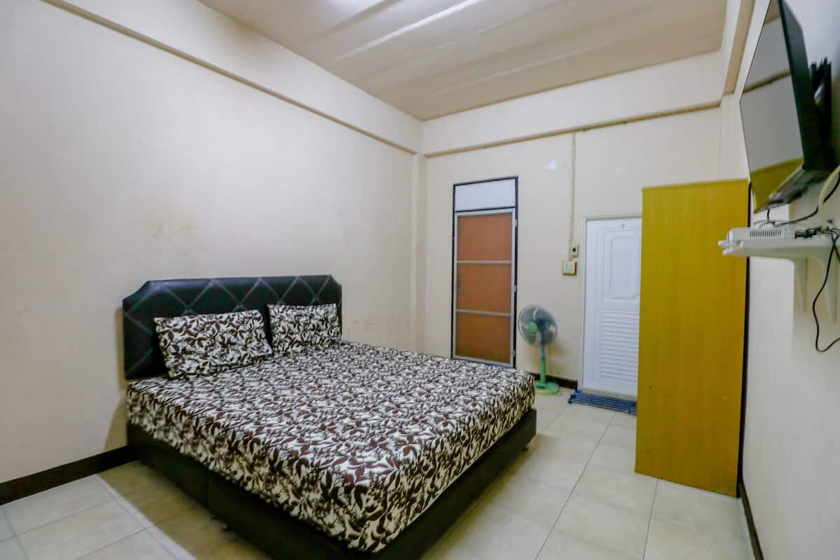 Basic Double Room | Desk, soundproofing, free WiFi, bed sheets