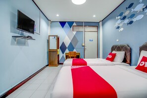 Habitació amb dos llits individuals superior | Escriptori, habitacions insonoritzades, wifi gratuïta i roba de llit 