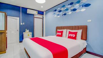 Desk, soundproofing, free WiFi, bed sheets