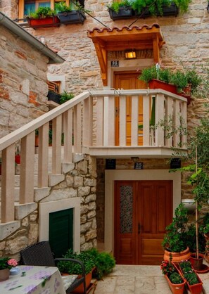 Front of property - Stone House Luxury Rooms (Split)