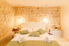 In-room safe, desk, soundproofing, iron/ironing board - Stone House Luxury Rooms (Split)