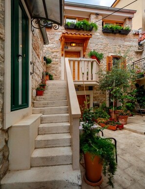 Front of property - Stone House Luxury Rooms (Split)