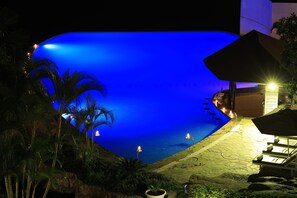 Outdoor pool, pool umbrellas, pool loungers - Malaika Beach Resort (Mwanza)