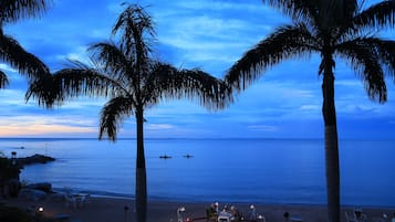 Privat strand, solstolar, parasoller och strandhanddukar