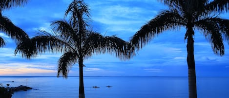 Pantai pribadi, kursi berjemur, payung pantai, dan handuk pantai