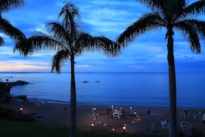 Private beach, sun-loungers, beach umbrellas, beach towels - Malaika Beach Resort (Mwanza)